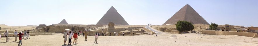 エジプトのピラミッドとスフィンクス